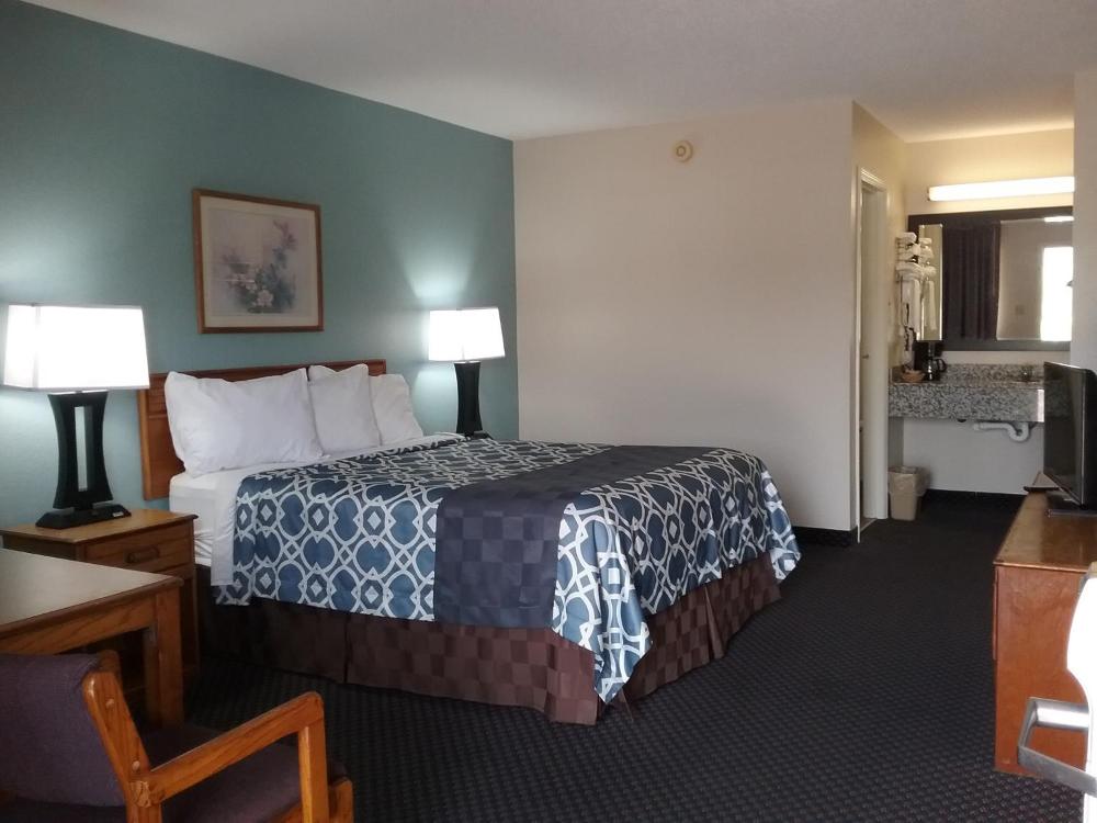 Queen Room - Non-Smoking interior